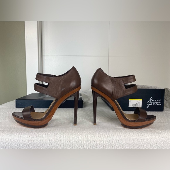 Heeled sandals with wood inlay, mark and James which is a badgely Mischka brand - Picture 2 of 5